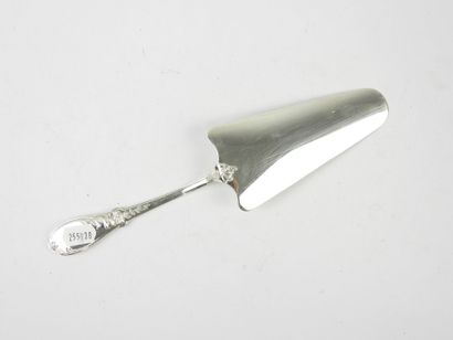 Serving spoon in silver 800/1000° with chased...