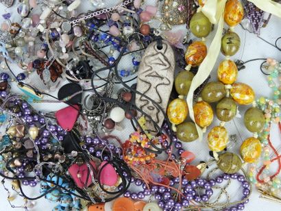 BIJOUX FANTAISIE. Lot comprenant bracelets,...