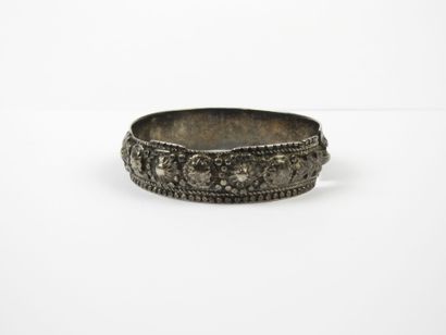 COSTUME JEWELRY. Lot comprising three low-title...