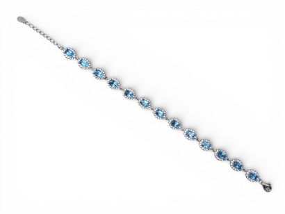 Bracelet floral en argent composé de 13 topazes,...