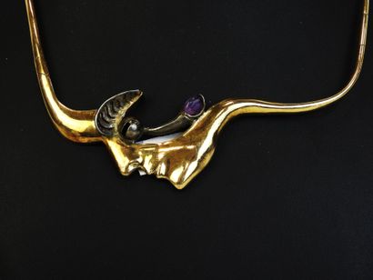 COLLIER en bronze à décor d'un visage stylisé...