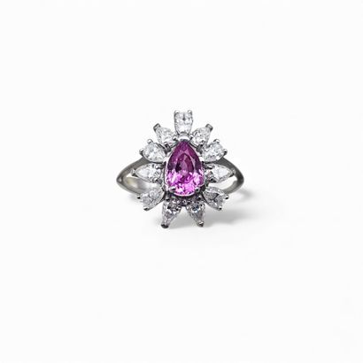 Bague florale en or gris 750 millièmes centrée...