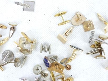 BIJOUX FANTAISIE. Lot comprenant boutons...