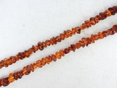 NECKLACE in amber glass. L.68 cm. Weight...