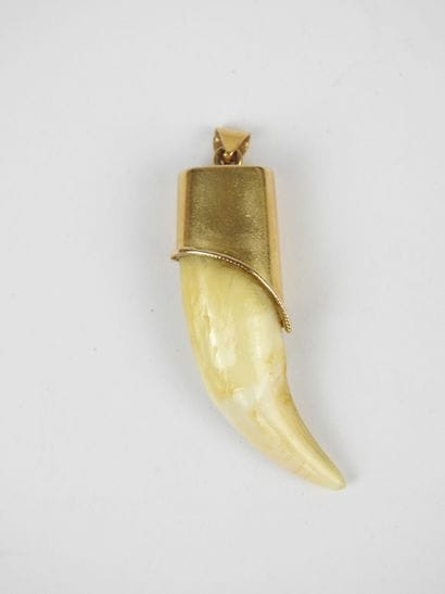 CROC PENDANT set in yellow gold. 750/1000°...