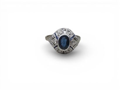 Bague ovale en platine ajouré centrée d'un...