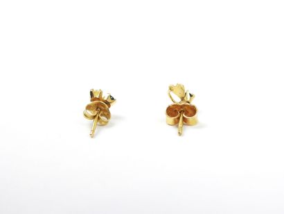 Deux CLOUS D'OREILLES en or jaune 750/1000°...