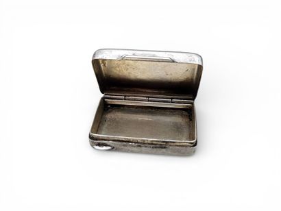 Small rectangular TABATIERE in chased silver...