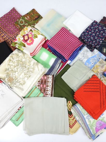 VINTAGE. Lot de 23 foulards diverses tailles...