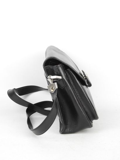 RENOMA - Paris. Black grained leather shoulder...