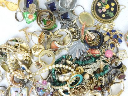 BIJOUX FANTAISIE. Lot comprenant bracelets,...