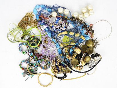BIJOUX FANTAISIE. Lot comprenant bracelets,...