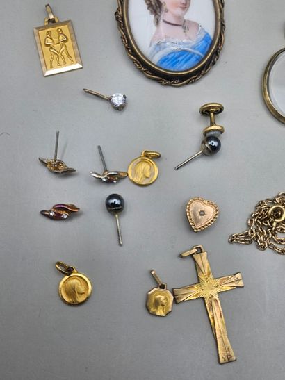 Lot de bijoux en métal doré, certains anciens,...