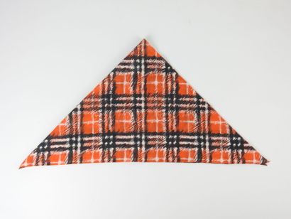 BURBERRY. Foulard triange en coton dans les...