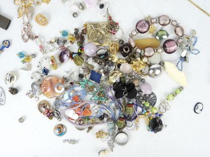 BIJOUX FANTAISIE. Lot comprenant bracelets,...