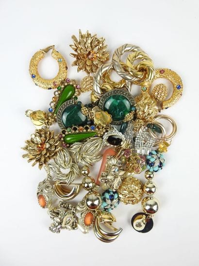BIJOUX FANTAISIE. Lot de 17 paires de clips...