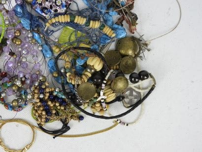 BIJOUX FANTAISIE. Lot comprenant bracelets,...