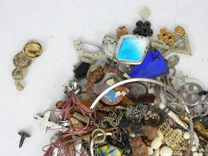 BIJOUX FANTAISIE. Lot comprenant bracelets,...