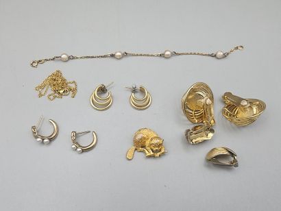Lot de 6 bijoux en métal doré comprenant...