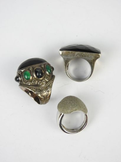 BIJOUX FANTAISIE. Lot de cinq bagues en argent...