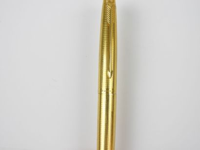 PARKER. Stylo plume avec plume en or 14 K....
