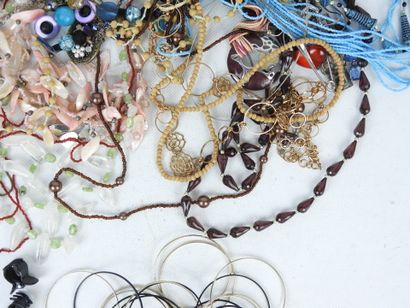 BIJOUX FANTAISIE. Lot comprenant bracelets,...