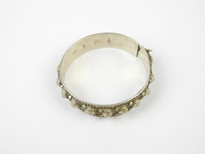 COSTUME JEWELRY. Lot comprising three low-title...