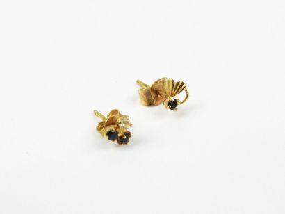 Deux CLOUS D'OREILLES en or jaune 750/1000°...