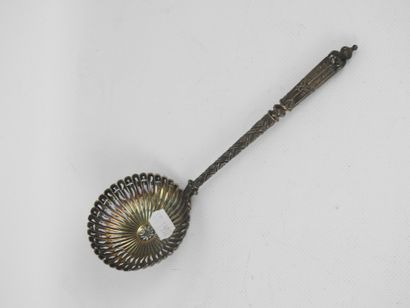 CUILLERE Saupoudreuse en argent 925/1000°....