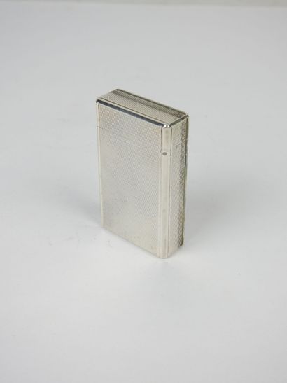 S.T. DUPONT - Paris. Briquet en métal argenté....
