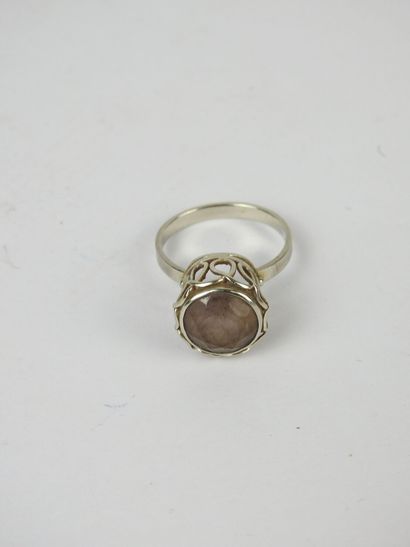 BAGUE en or gris 585/1000° ornée d'une améthyste...