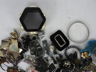 BIJOUX FANTAISIE. Lot comprenant bracelets,...