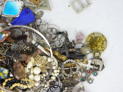 BIJOUX FANTAISIE. Lot comprenant bracelets,...