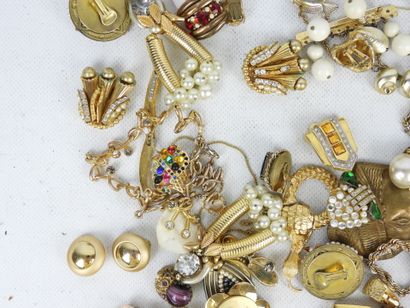 BIJOUX FANTAISIE. Lot comprenant bracelets,...