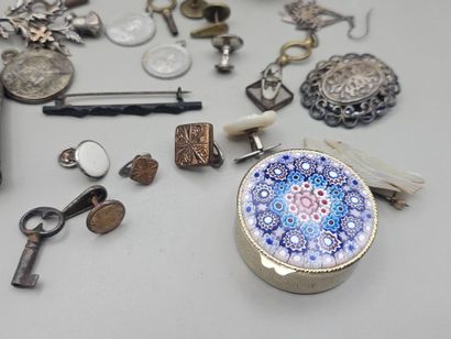 LOT de 17 bijoux et objets anciens en métal...