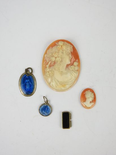 CAMEE sans monture. 4 x 3 cm. Joint un petit...