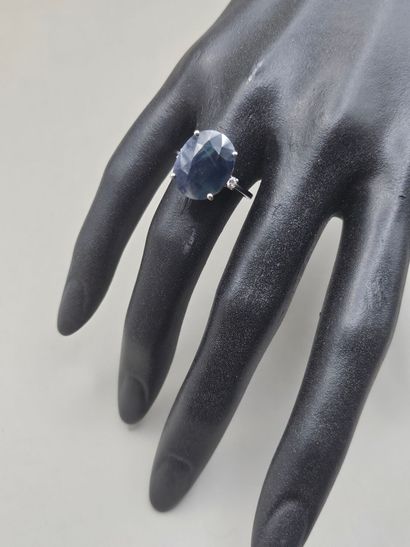 Bague en or gris 750 millièmes centrée d'un...