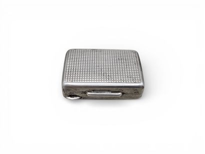Small rectangular TABATIERE in chased silver...