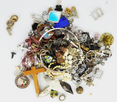 BIJOUX FANTAISIE. Lot comprenant bracelets,...