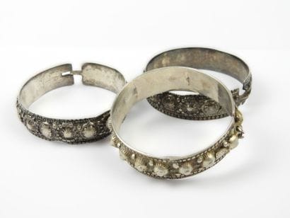 COSTUME JEWELRY. Lot comprising three low-title...