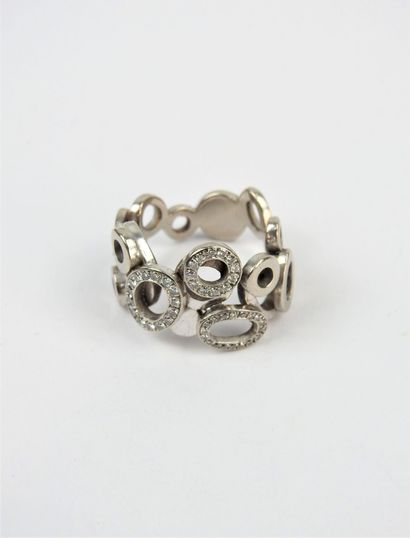 BAGUE en or blanc et brillants. Poinçon tête...