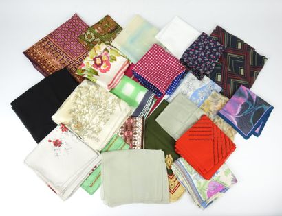 VINTAGE. Lot de 23 foulards diverses tailles...