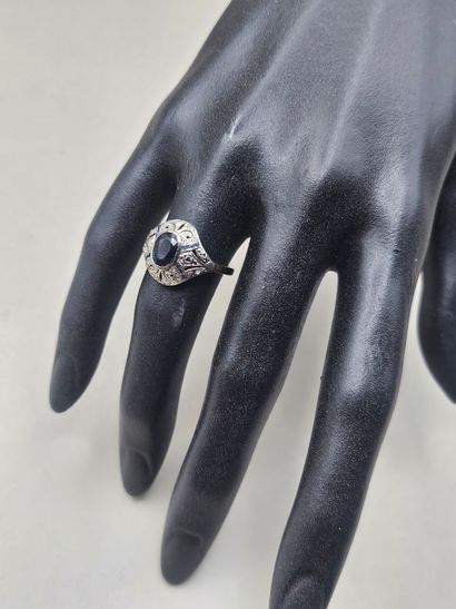 Bague ovale en platine ajouré centrée d'un...