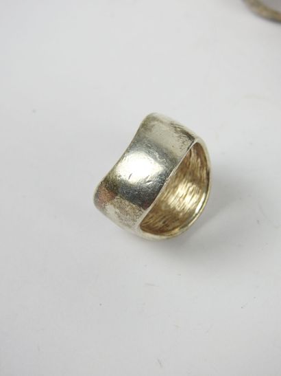 BIJOUX FANTAISIE. Lot de cinq bagues en argent...