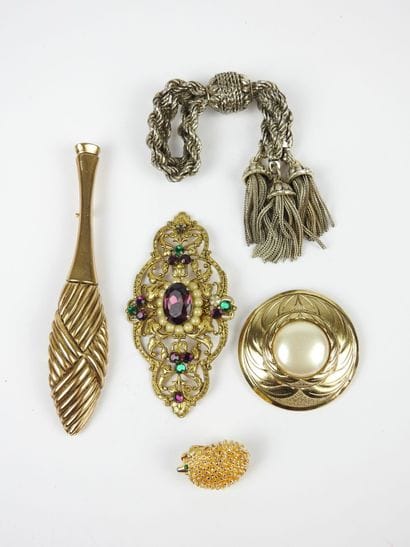 Cinq BROCHES fantaisie en métal dont Sat...