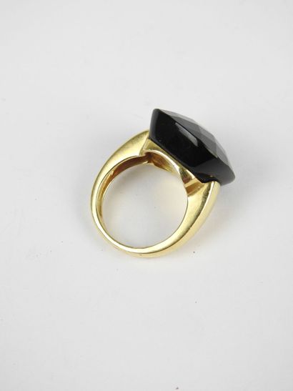 BAGUE or jaune 750/1000° et importante pierre...