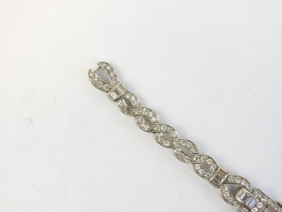 MONTRE BRACELET de dame en platine et pavage...