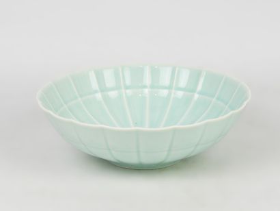 CHRISTIAN DIOR. Coupe circulaire en porcelaine...
