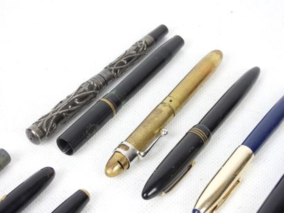 LOT OF 15 STYLOS including 8 pens with a...