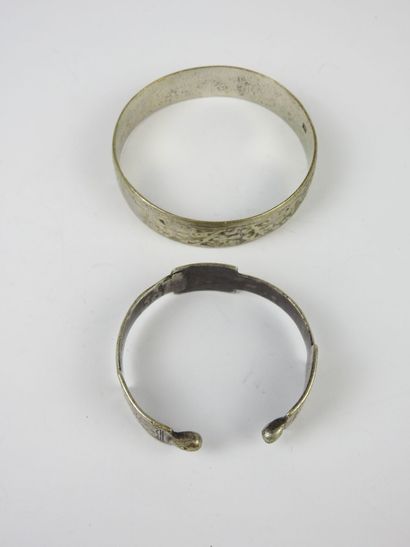 Deux BRACELETS manchette en argent bas titre....